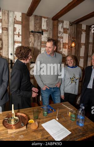 Aldermaston, Berkshire, Royaume-Uni. 28 Nov 2019. Une vente aux enchères tenue à la bougie Hinds Head pub Aldermaston tous les trois ans pour l'utilisation d'un morceau de terre à proximité. Le commissaire-priseur est le vicaire local avec les marguilliers équipé de tuyaux d'argile (pas d'éclairage et le tabac gratuitement ces jours-ci) et le seigneur du manoir de la supervision. Un clou de fer à cheval est bloqué dans une bougie qui est alors autorisé à brûler comme des personnes offre. Une fois que l'ongle tombe la soumission à cette période est la réussite. Crédit : David Hammant/Alamy Live News Banque D'Images