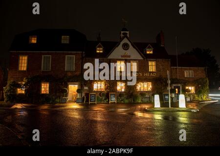 Aldermaston, Berkshire, Royaume-Uni. 28 Nov 2019. Une vente aux enchères tenue à la bougie Hinds Head pub Aldermaston tous les trois ans pour l'utilisation d'un morceau de terre à proximité. Le commissaire-priseur est le vicaire local avec les marguilliers équipé de tuyaux d'argile (pas d'éclairage et le tabac gratuitement ces jours-ci) et le seigneur du manoir de la supervision. Un clou de fer à cheval est bloqué dans une bougie qui est alors autorisé à brûler comme des personnes offre. Une fois que l'ongle tombe la soumission à cette période est la réussite. Crédit : David Hammant/Alamy Live News Banque D'Images