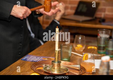 Aldermaston, Berkshire, Royaume-Uni. 28 Nov 2019. Une vente aux enchères tenue à la bougie Hinds Head pub Aldermaston tous les trois ans pour l'utilisation d'un morceau de terre à proximité. Le commissaire-priseur est le vicaire local avec les marguilliers équipé de tuyaux d'argile (pas d'éclairage et le tabac gratuitement ces jours-ci) et le seigneur du manoir de la supervision. Un clou de fer à cheval est bloqué dans une bougie qui est alors autorisé à brûler comme des personnes offre. Une fois que l'ongle tombe la soumission à cette période est la réussite. Crédit : David Hammant/Alamy Live News Banque D'Images