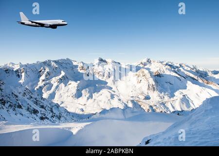 Belle vue de vol d'un avion au ciel clair à l'encontre de montagnes aux sommets enneigés à Sölden Banque D'Images