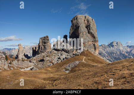 Large vue sur le Cinque Torri monter dans les Dolomites, à l'automne Banque D'Images