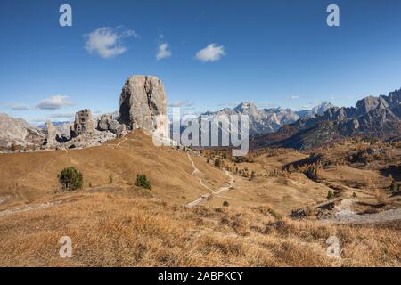 Large vue sur le Cinque Torri monter dans les Dolomites, à l'automne Banque D'Images