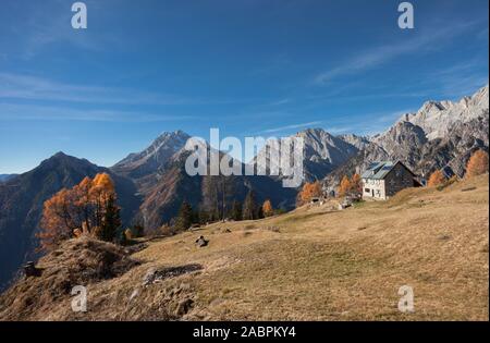 Un refuge alpin parmi les Dolomites italiennes à l'automne dans une journée ensoleillée Banque D'Images