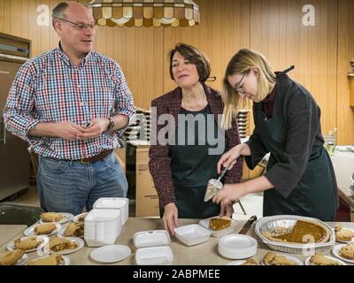 Des Moines, Iowa, USA. 28 Nov, 2019. Le sénateur américain Amy Klobuchar (D-MN), au centre, avec son mari, John Bessler et sa fille ABIGAIL BESSLER couper des tartes à la table de dessert dans le Sud Des Moines Community Centre. Klobuchar Sen a servi de repas de l'action de l'homme au centre. Klobuchar Sen fait campagne pour être le candidat démocrate pour la présidence des États-Unis. L'Iowa détient la première épreuve de sélection de l'élection présidentielle. Le caucus de l'Iowa sont 3 Février, 2020. Crédit : Jack Kurtz/ZUMA/Alamy Fil Live News Banque D'Images