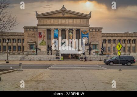 Le Field Museum of Natural History Chicago, États-Unis, vue extérieure de la lumière du jour avec des nuages dans le ciel en arrière-plan Banque D'Images