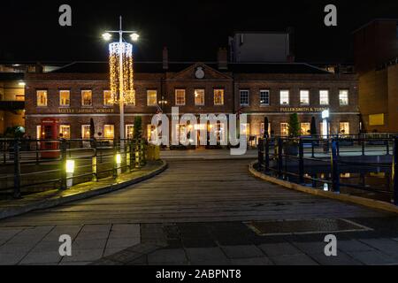 L'Ancienne Douane Pub à GUNWHARF QUAYS Portsmouth dans la nuit un Fuller Smith & Turner pub Banque D'Images