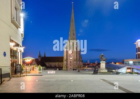 St Martin SQUARE, Edgbaston, BIRMINGHAM St-AVRIL 05,2016:l'église de St Martin dans le Bull Ring à Birmingham, Angleterre Banque D'Images