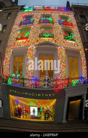 Décorations de Noël couvrir Stella McCartney's shop à Old Bond Street, Londres Banque D'Images