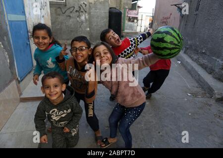 Les enfants palestiniens jouent dans la rue en camp de réfugiés de Khan Younis dans le sud de la bande de Gaza, le 28 novembre 2019. Photo par Abed Rahim Khatib/Alamy Banque D'Images