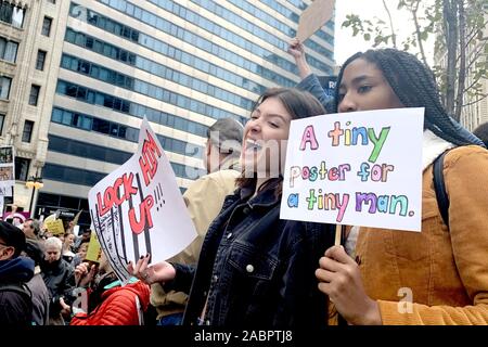 Nti-Trump manifestants Mars rally le centre-ville de Chicago à travers le fleuve à partir de la Trump International Hotel and Tower sur East Wacker Drive. Le président Donald Trump Chicago visites depuis son entrée en fonction. Le président Trump est à Chicago comme le président à l'Association internationale des chefs de police. En vedette : Trump Chicago contre protester où : Chicago, Illinois, United States Quand : 28 Oct 2019 Crédit : Adam Bielawski/WENN.com Banque D'Images