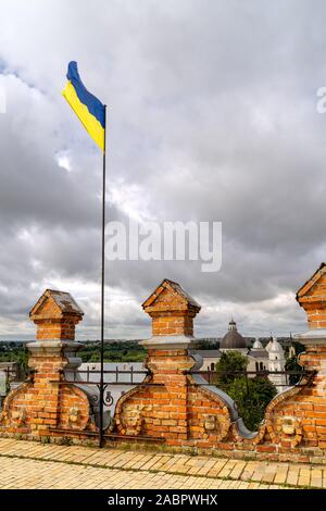 Vue depuis la tour du château Lubart observation deck avec pavillon ukrainien à Kiev, Ukraine. Dans la distance est Cathédrale et de la vieille ville Banque D'Images