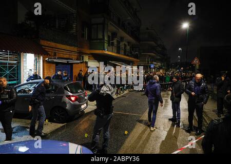 Naples, Campanie, Italie. 28 Nov, 2019. Le 28/11/2019 Naples, la camorra revient à tirer, tuant jeune homme de 29 ans lorsqu'il est rentré à la maison pour deux tueurs qui étaient en attente pour lui. La victime a donné le nom Alessandro Napolitano et est mort sur place en raison du grand nombre de rafale de balles sur son visage. Crédit : Fabio Sasso/ZUMA/Alamy Fil Live News Banque D'Images