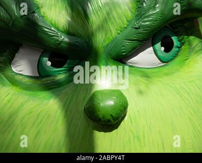 New York, NY - 28 novembre 2019 : Dr. Seuss Le Grinch et chien Max ballon géant volé bas en raison de forts vents au 93e rapport annuel de Macy's Thanksgiving Day Parade seul Central Park West Banque D'Images