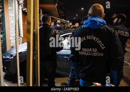 Naples, Campanie, Italie. 28 Nov, 2019. Le 28/11/2019 Naples, la camorra revient à tirer, tuant jeune homme de 29 ans lorsqu'il est rentré à la maison pour deux tueurs qui étaient en attente pour lui. La victime a donné le nom Alessandro Napolitano et est mort sur place en raison du grand nombre de rafale de balles sur son visage. Crédit : Fabio Sasso/ZUMA/Alamy Fil Live News Banque D'Images