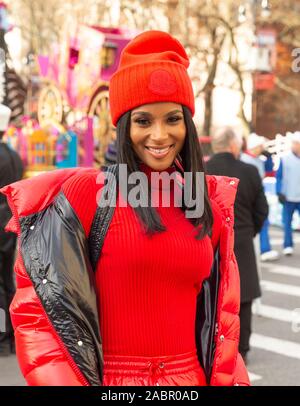 New York, NY - 28 novembre 2019 : 93e assemblée annuelle de Ciara assiste à Macy's Thanksgiving Day Parade seul Central Park West Banque D'Images