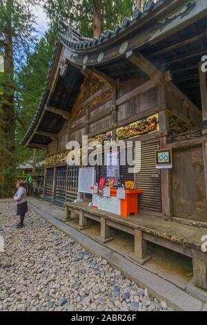 Nikko, JAPON - 29 septembre 2019 : vue sur le Shinkyusha, Tosho-gu Temple, avec les visiteurs, à Nikko, Japon Banque D'Images