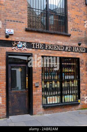 Entrée principale et bouteilles de whisky dans la fenêtre de whisky shop à Belfast.L'ami en question est un spécialiste du whisky shop dans quartier de la cathédrale de Belfast. Banque D'Images