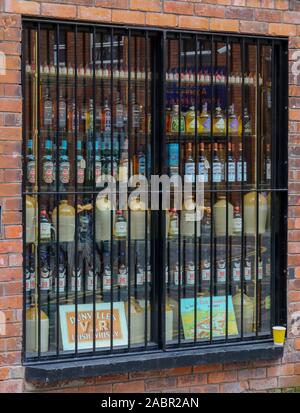 Bouteilles de whisky d'une exposition-vente dans une vitrine. L'ami en question est un spécialiste du whisky shop dans quartier de la cathédrale de Belfast. Banque D'Images