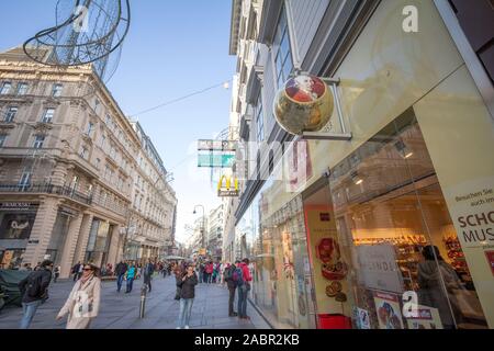 Vienne, Autriche - le 6 novembre 2019 : Heindl Confiserie logo en face de leur magasin principal de Vienne. Heindl est une confiserie Chocolat, famo Banque D'Images