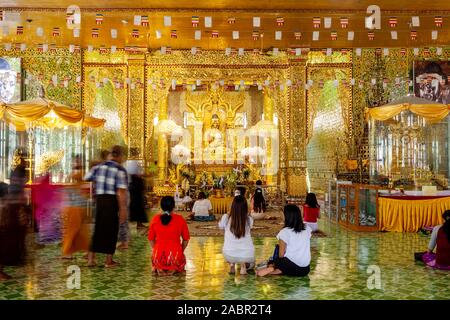 Bouddha assis doré, Nan Oo Salle du Bouddha, Botahtaung Paya Botataung (), Yangon, Myanmar. Banque D'Images