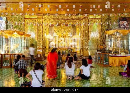 Bouddha assis doré, Nan Oo Salle du Bouddha, Botahtaung Paya Botataung (), Yangon, Myanmar. Banque D'Images