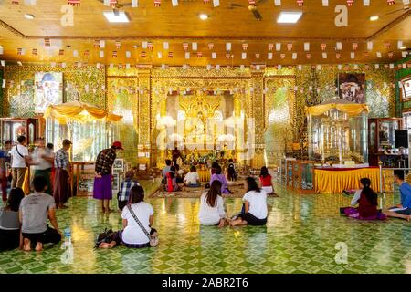 Bouddha assis doré, Nan Oo Salle du Bouddha, Botahtaung Paya Botataung (), Yangon, Myanmar. Banque D'Images