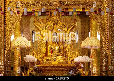 Bouddha assis doré, Nan Oo Salle du Bouddha, Botahtaung Paya Botataung (), Yangon, Myanmar. Banque D'Images