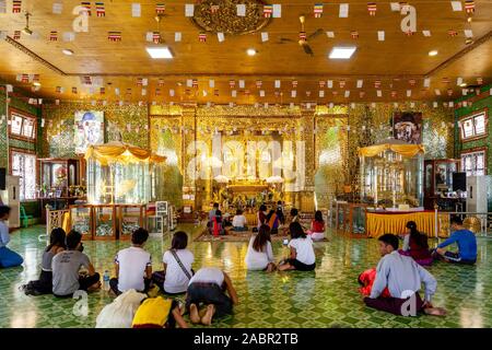 Bouddha assis doré, Nan Oo Salle du Bouddha, Botahtaung Paya Botataung (), Yangon, Myanmar. Banque D'Images