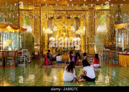 Bouddha assis doré, Nan Oo Salle du Bouddha, Botahtaung Paya Botataung (), Yangon, Myanmar. Banque D'Images