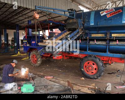 Etans camions agricoles sont omniprésents sur les routes rurales de la Thaïlande, en particulier au moment de la récolte. Banque D'Images