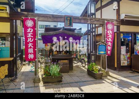 Matsumoto, Japon - 1 octobre 2019 : voir d'un petit sanctuaire dans l'Nawate-dori, l'historique quartier Nakamachi, à Matsumoto, Japon Banque D'Images