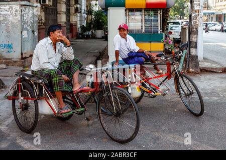 Location de chauffeurs de taxi en attente de clients, Yangon, Myanmar. Banque D'Images