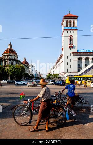 Location de chauffeurs de taxi en attente de clients, Yangon, Myanmar. Banque D'Images
