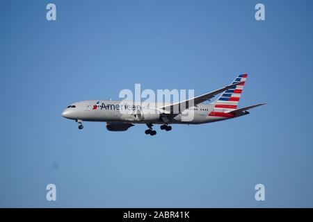 L'avion American Airlines Embraer ERJ 145 approche de l'aéroport international O'Hare de Chicago. Banque D'Images