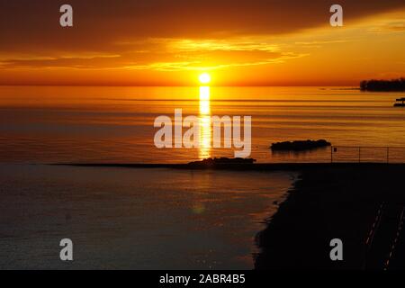 Lever du soleil sur le lac Michigan à la fin de l'automne Banque D'Images