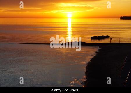 Lever du soleil sur le lac Michigan à la fin de l'automne Banque D'Images