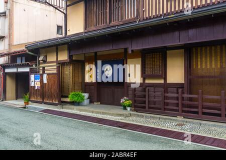 Takayama, Japon - 3 octobre, 2019 : Avis de maisons japonaises traditionnelles dans l'ancien canton de Takayama, Japon Banque D'Images