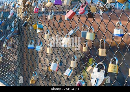 Penticton, Colombie-Britannique / Canada - 24 novembre 2019 : love locks couples ont fixé à un pont sur chevalets sur le Kettle Valley Rail Trai Banque D'Images