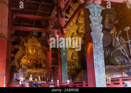 Nara, Japon - 5 octobre 2019 : des statues dans le hall principal du temple Todaiji à Nara, Japon, Banque D'Images