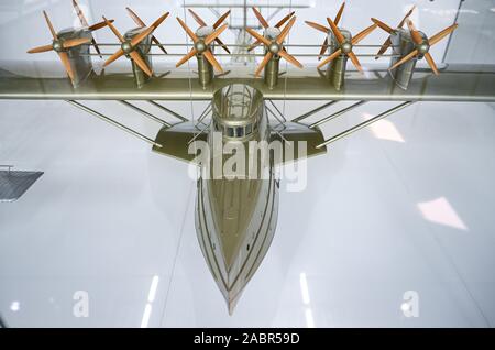 Friedrichshafen, Allemagne. 25Th Nov, 2019. Un modèle de l'hydravion n X s'expose dans une vitrine dans le Musée Dornier. Le X n'était un avion qui a été construit par la société allemande Dornier fonctionne après la Première Guerre mondiale et construit en 1929. (Dpa : 'informaticien veut reconstruire célèbre flying boat n X - sans plans") Crédit : Felix Kästle/dpa/Alamy Live News Banque D'Images