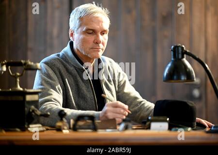 Friedrichshafen, Allemagne. 25Th Nov, 2019. David Dornier se trouve dans l'ancienne caserne, où son grand-père, le concepteur d'avions Claude Dornier, travaillé au lac de Constance. Histoire de l'entreprise concepteur d'avions Claude Dornier a commencé en 1914 dans la caserne de Seemoos à Friedrichshafen. (Dpa : 'informaticien veut reconstruire célèbre flying boat n X - sans plans") Crédit : Felix Kästle/dpa/Alamy Live News Banque D'Images