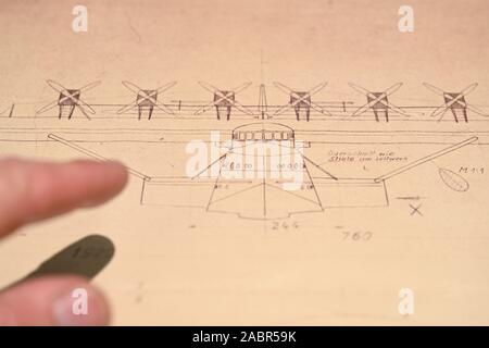 Friedrichshafen, Allemagne. 25Th Nov, 2019. Un dessin technique montrant la FAIRE X flying boat en vue de face est exposé dans une vitrine dans le Musée Dornier. Le X n'était un avion qui a été construit par la société allemande Dornier fonctionne après la Première Guerre mondiale et construit en 1929. (Dpa : 'informaticien veut reconstruire célèbre flying boat n X - sans plans") Crédit : Felix Kästle/dpa/Alamy Live News Banque D'Images