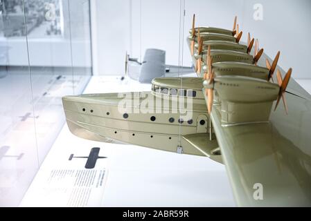 Friedrichshafen, Allemagne. 25Th Nov, 2019. Un modèle de l'hydravion n X s'expose dans une vitrine dans le Musée Dornier. Le X n'était un avion qui a été construit par la société allemande Dornier fonctionne après la Première Guerre mondiale et construit en 1929. (Dpa : 'informaticien veut reconstruire célèbre flying boat n X - sans plans") Crédit : Felix Kästle/dpa/Alamy Live News Banque D'Images