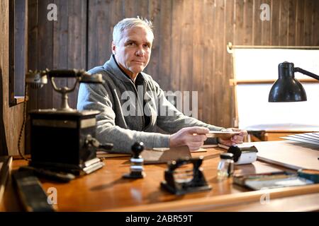 Friedrichshafen, Allemagne. 25Th Nov, 2019. David Dornier se trouve dans l'ancienne caserne, où son grand-père, le concepteur d'avions Claude Dornier, travaillé au lac de Constance. Histoire de l'entreprise concepteur d'avions Claude Dornier a commencé en 1914 dans la caserne de Seemoos à Friedrichshafen. (Dpa : 'informaticien veut reconstruire célèbre flying boat n X - sans plans") Crédit : Felix Kästle/dpa/Alamy Live News Banque D'Images