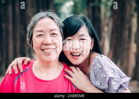 Asian senior mother and her daughter hugging sont Banque D'Images