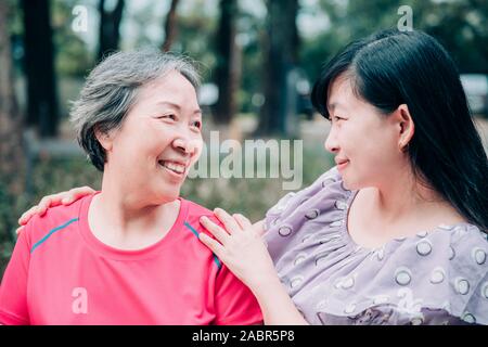 Asian senior mother and her daughter hugging sont Banque D'Images