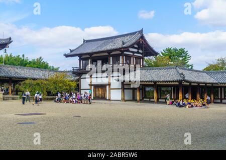 Ikaruga, Japon - 5 octobre, 2019 : Vue de la région d'Horyu-ji, composé avec les visiteurs, c'est un temple bouddhiste à Ikaruga, préfecture de Nara, Japon Banque D'Images