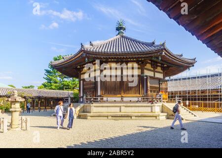 Ikaruga, Japon - 5 octobre, 2019 : Vue de la région d'Horyu-ji et Yumedono composé, avec les visiteurs, c'est un temple bouddhiste à Ikaruga, préfecture de Nara, Japa Banque D'Images