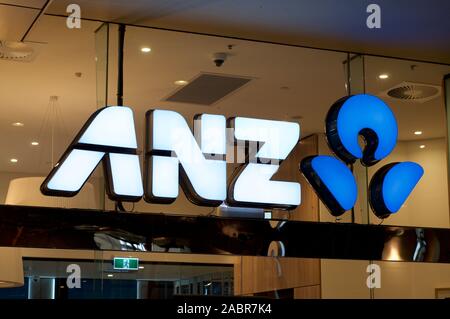 Brisbane, Queensland, Australie - 27 novembre 2019 : vue sur l'éclairage d'ANZ (Australia and New Zealand Banking Group) Bank sign en face Banque D'Images