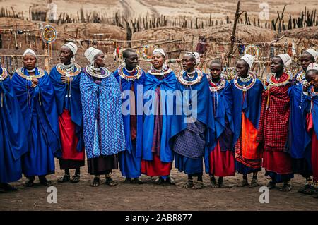 24 juin 2011, la Tanzanie Serengeti - groupe de pays africains ou tribu Masai Masai femme en tissu bleu portant des ornements de perles et pierres fantaisie. Grou ethniques Banque D'Images